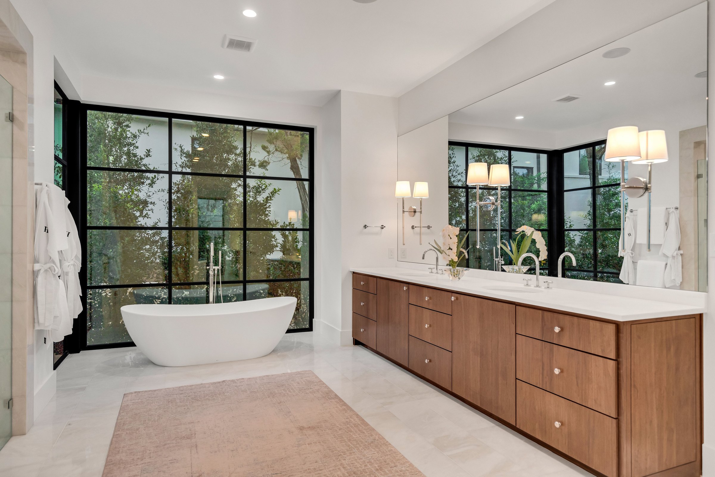 Primary bath at 4300 Amarra Drive